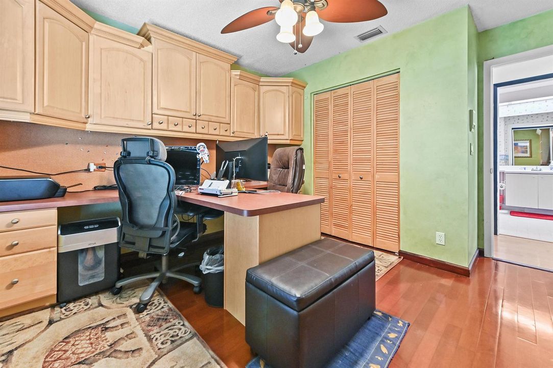 22 office 02