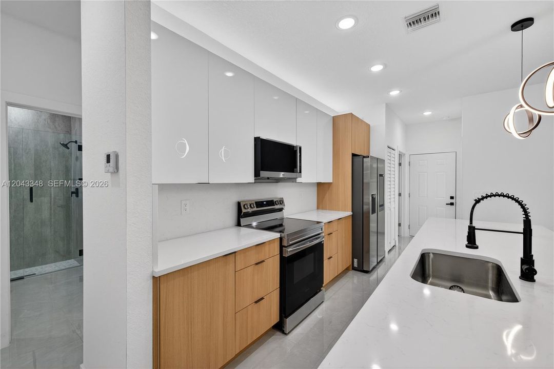 На продажу: $330,000 (4 спален, 2 ванн, 1600 Квадратных фут)