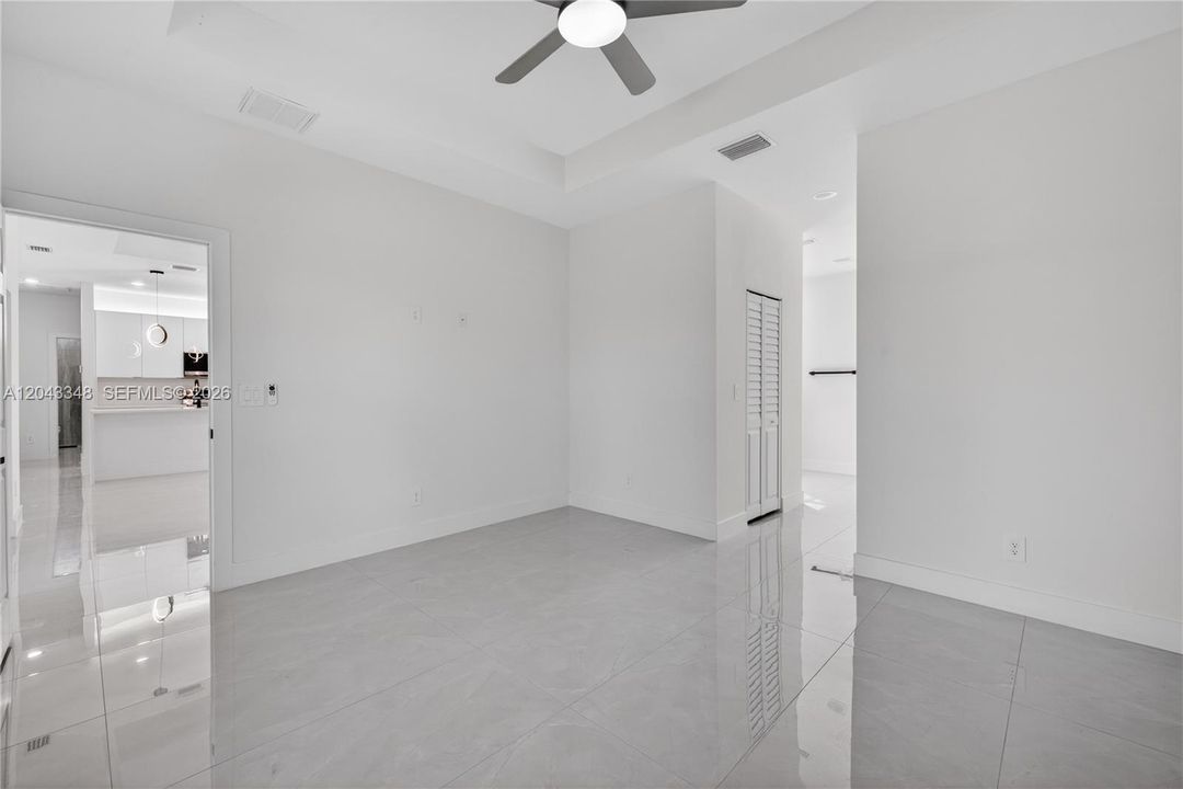 На продажу: $330,000 (4 спален, 2 ванн, 1600 Квадратных фут)