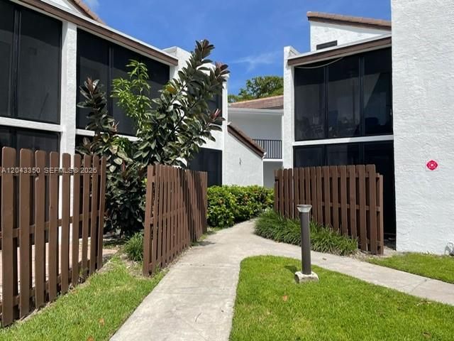 For Rent: $2,000 (2 beds, 2 baths, 890 Square Feet)