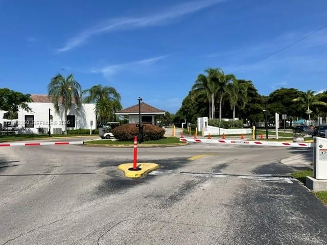 For Rent: $2,000 (2 beds, 2 baths, 890 Square Feet)