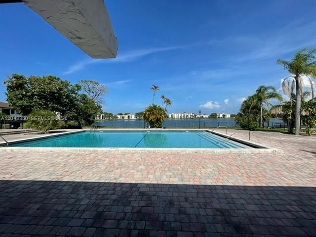 For Rent: $2,000 (2 beds, 2 baths, 890 Square Feet)