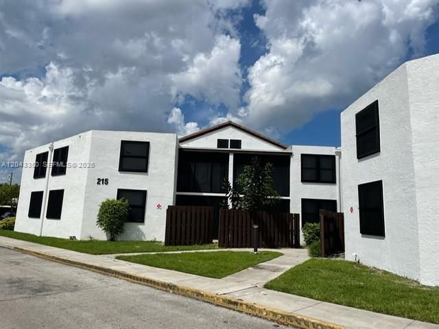 For Rent: $2,000 (2 beds, 2 baths, 890 Square Feet)