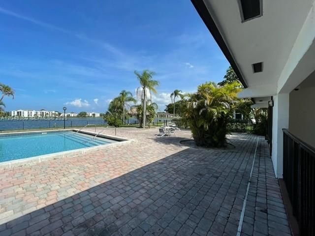 For Rent: $2,000 (2 beds, 2 baths, 890 Square Feet)
