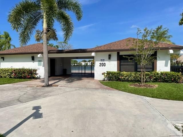 For Rent: $2,000 (2 beds, 2 baths, 890 Square Feet)