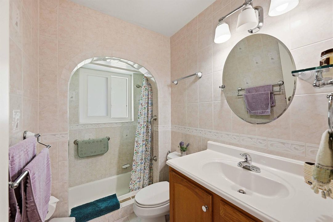 1401 SW 28th Terrace - 2nd Bath
