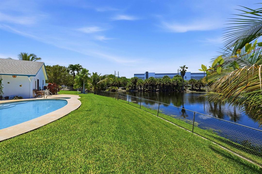 1401 SW 28th Terrace - Backyard 10