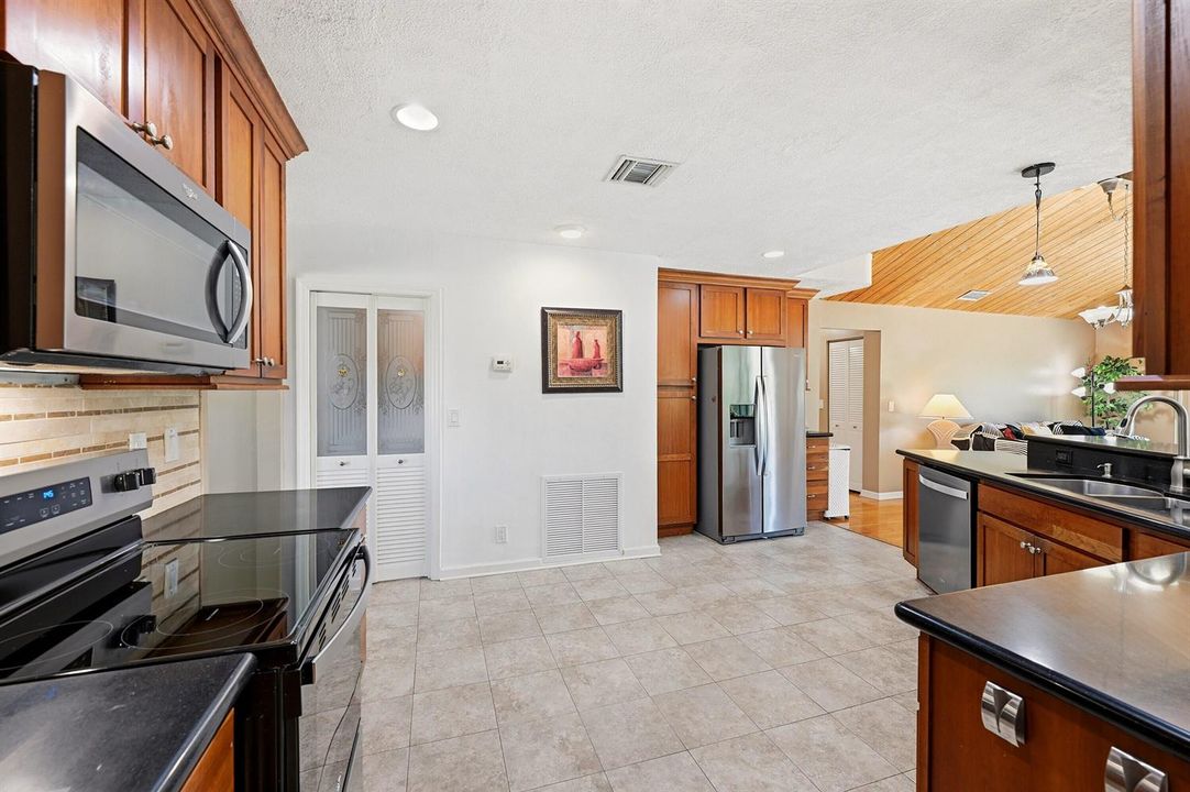 1401 SW 28th Terrace - Kitchen 2