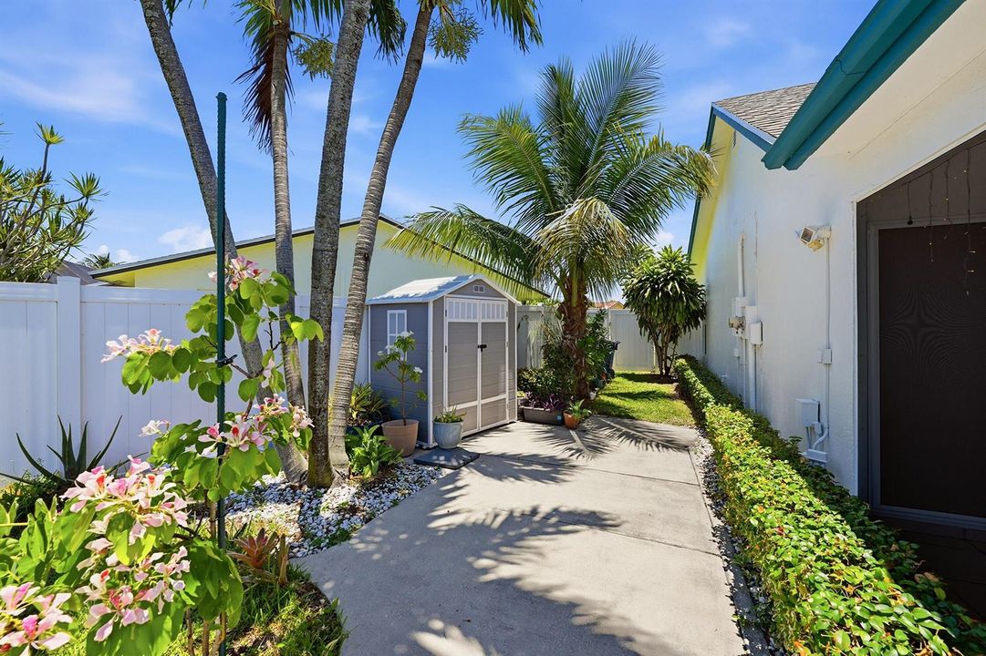 1401 SW 28th Terrace - Backyard 11