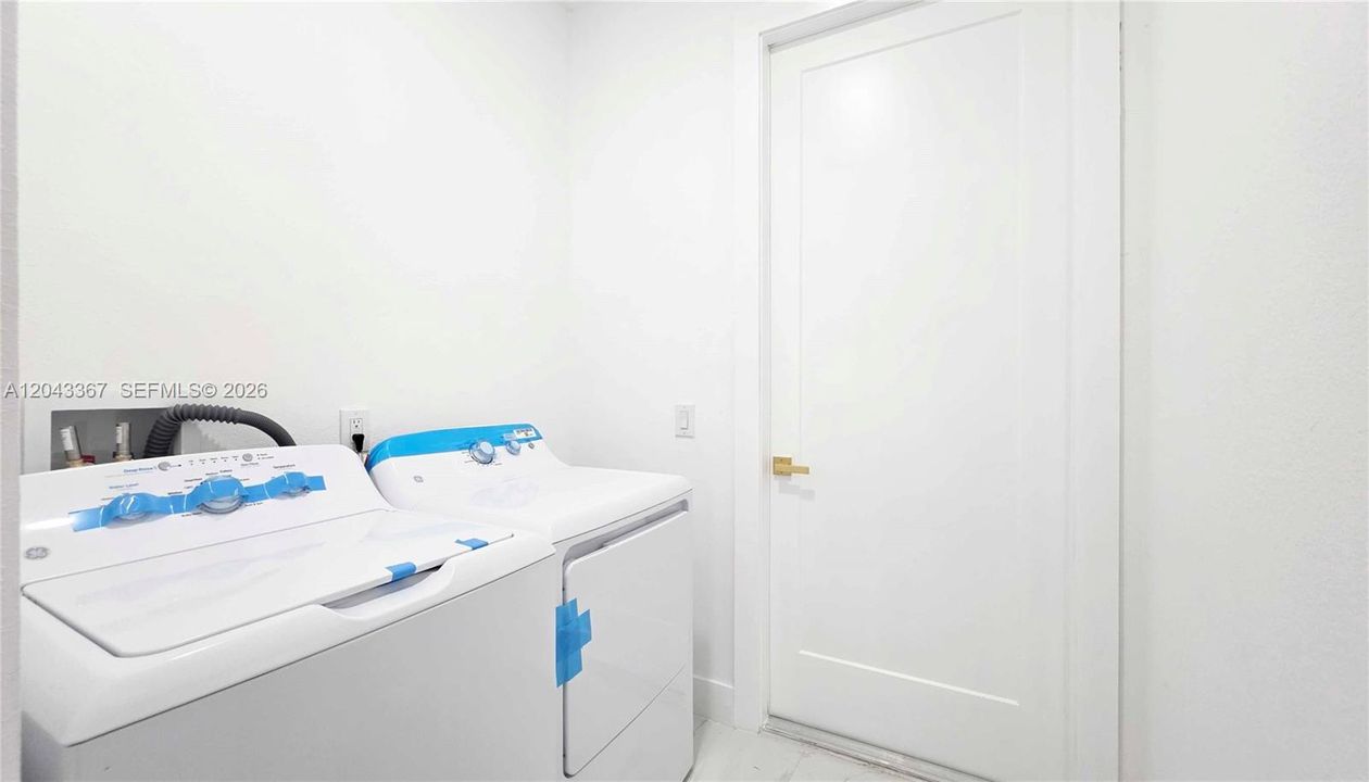 For Sale: $485,000 (4 beds, 2 baths, 1940 Square Feet)