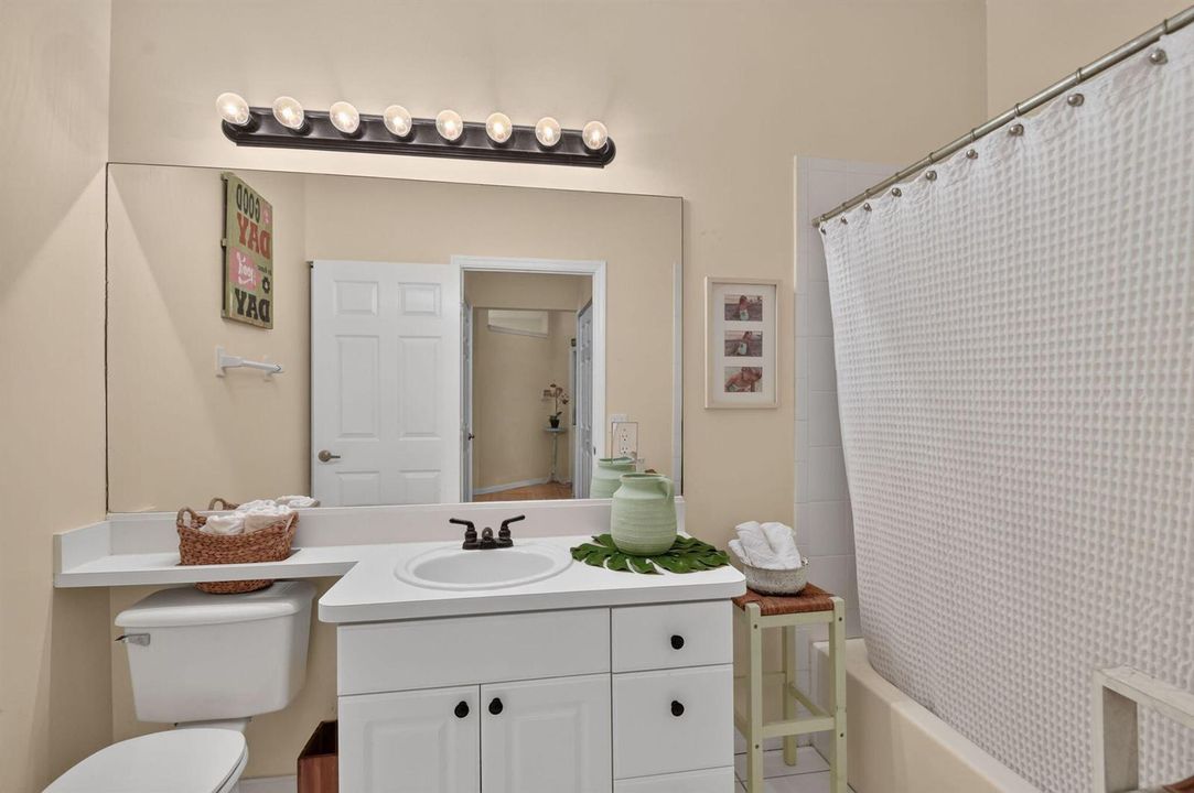 Bath 2 with tub