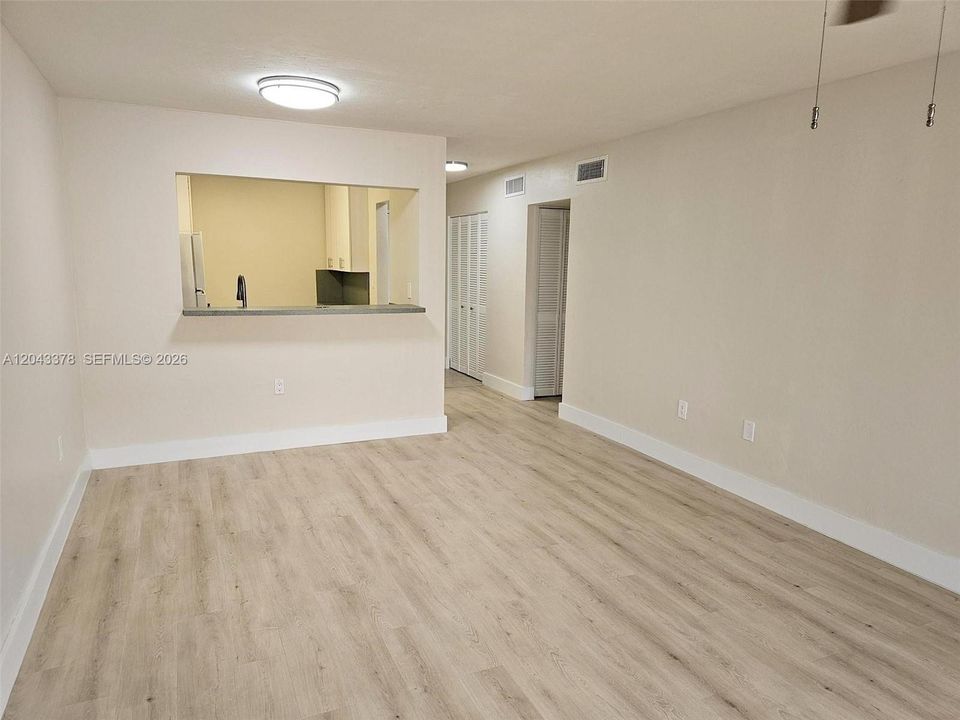 For Rent: $2,000 (1 beds, 1 baths, 736 Square Feet)