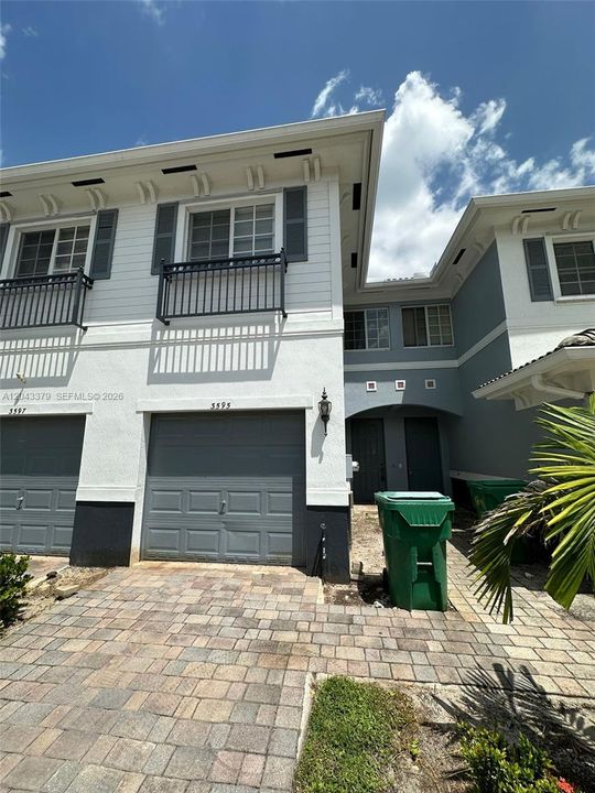 For Rent: $2,450 (2 beds, 2 baths, 1294 Square Feet)