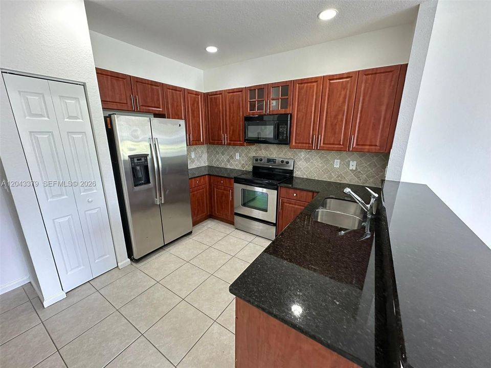 For Rent: $2,450 (2 beds, 2 baths, 1294 Square Feet)