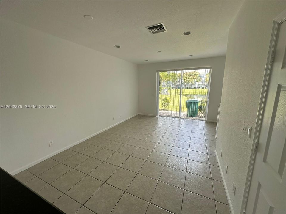 For Rent: $2,450 (2 beds, 2 baths, 1294 Square Feet)