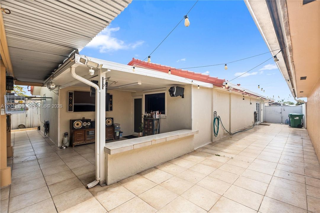For Sale: $718,000 (4 beds, 2 baths, 1934 Square Feet)
