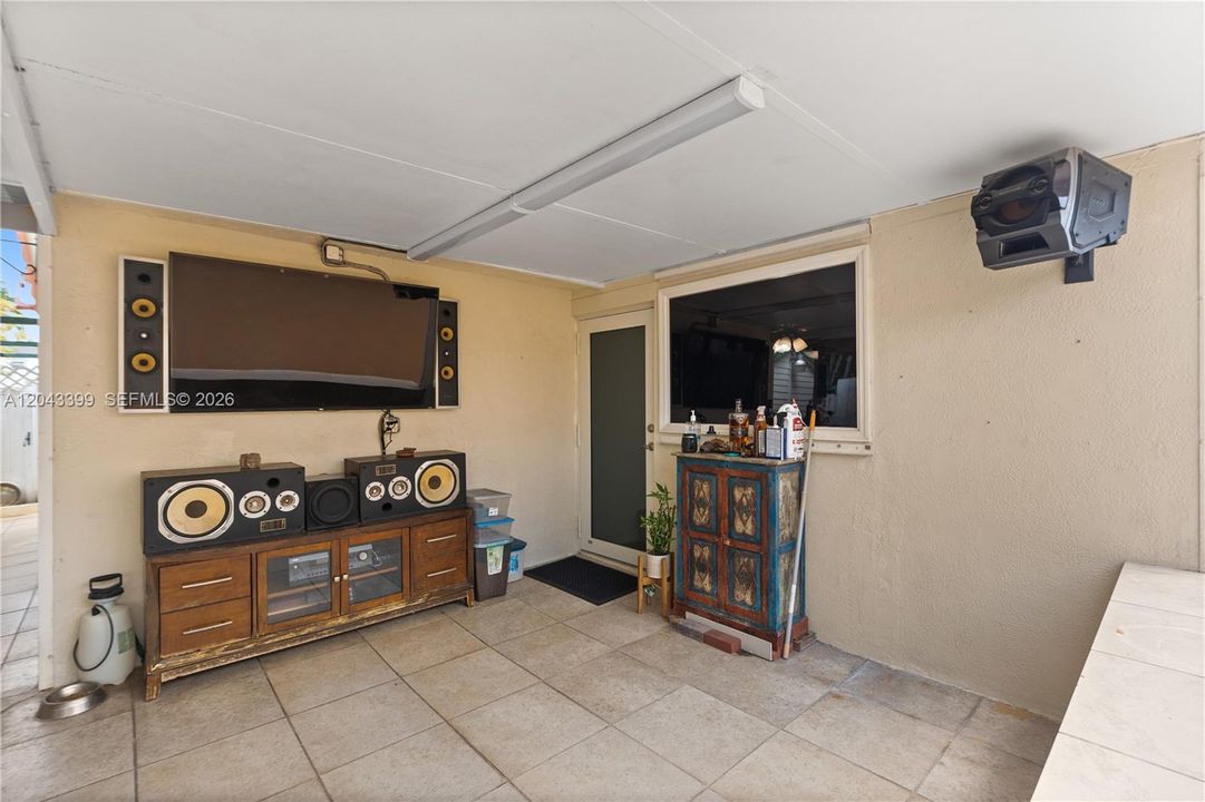 For Sale: $718,000 (4 beds, 2 baths, 1934 Square Feet)
