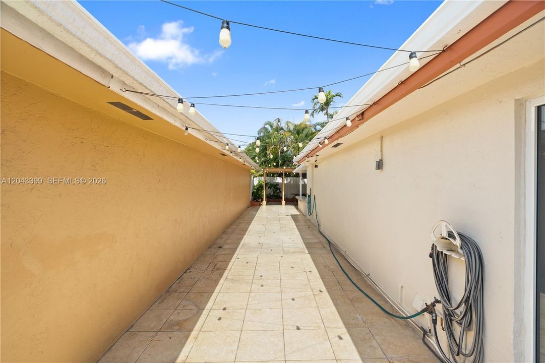 For Sale: $718,000 (4 beds, 2 baths, 1934 Square Feet)