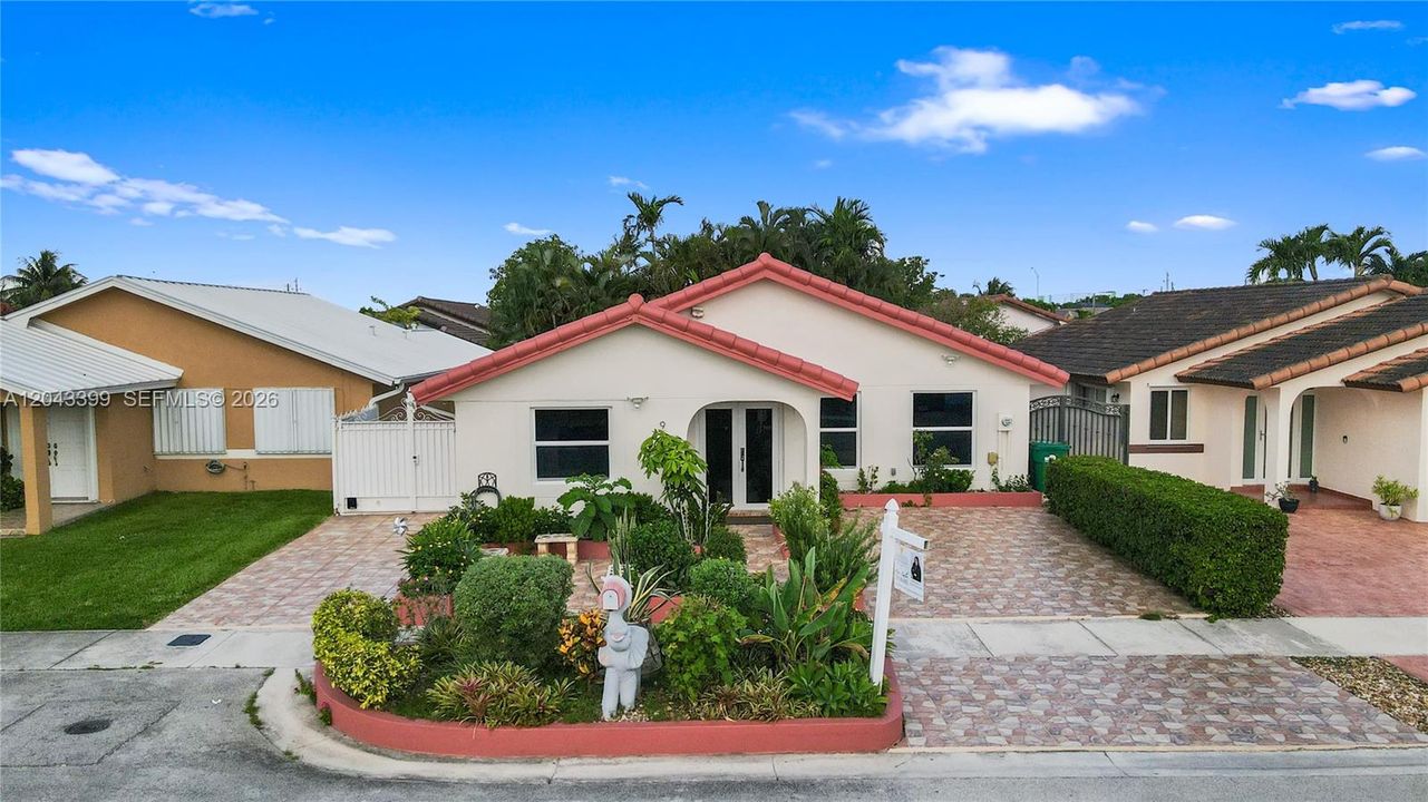 For Sale: $718,000 (4 beds, 2 baths, 1934 Square Feet)