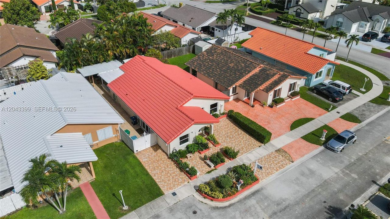 For Sale: $718,000 (4 beds, 2 baths, 1934 Square Feet)
