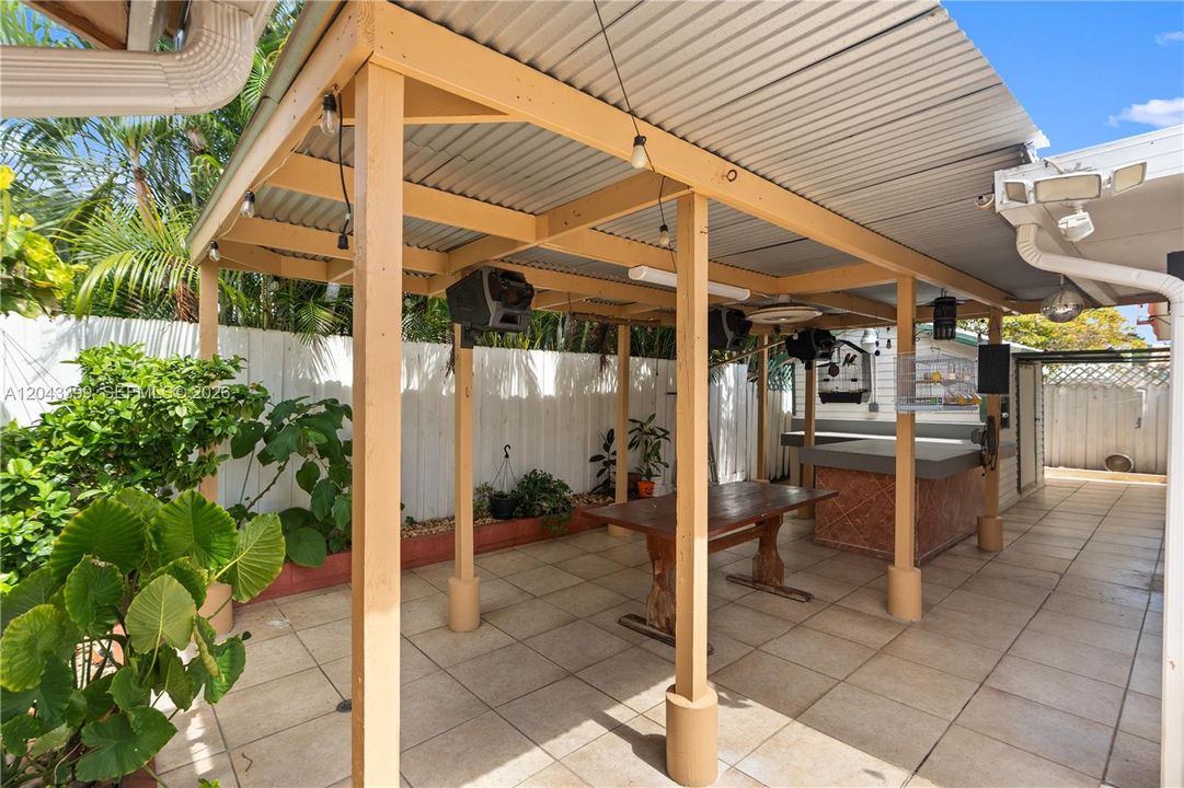 For Sale: $718,000 (4 beds, 2 baths, 1934 Square Feet)