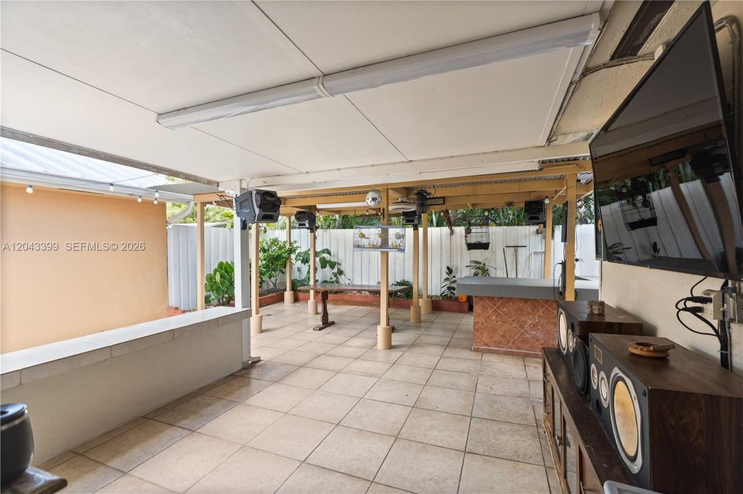 For Sale: $718,000 (4 beds, 2 baths, 1934 Square Feet)