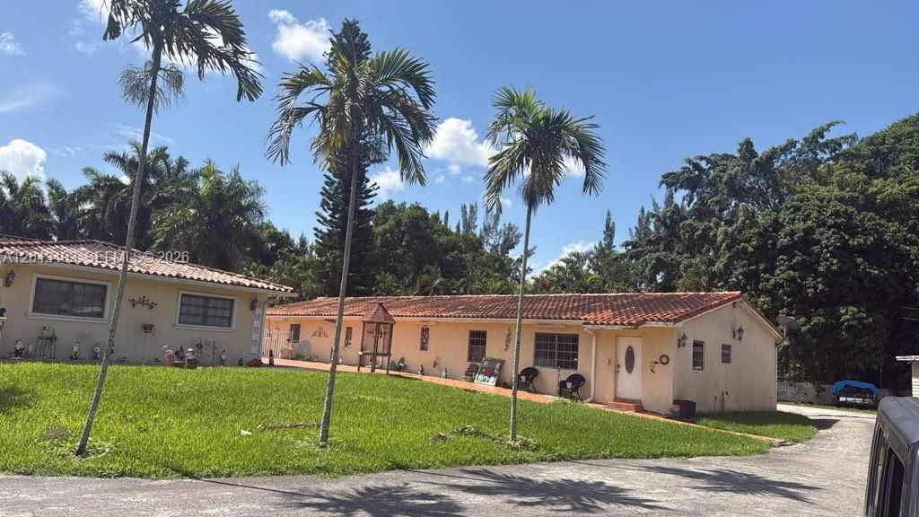 Recently Sold: $5,900,000 (5 beds, 5 baths, 5851 Square Feet)