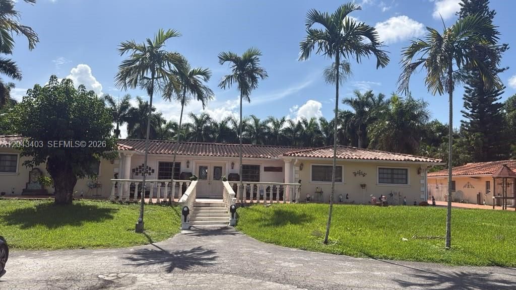 Recently Sold: $5,900,000 (5 beds, 5 baths, 5851 Square Feet)