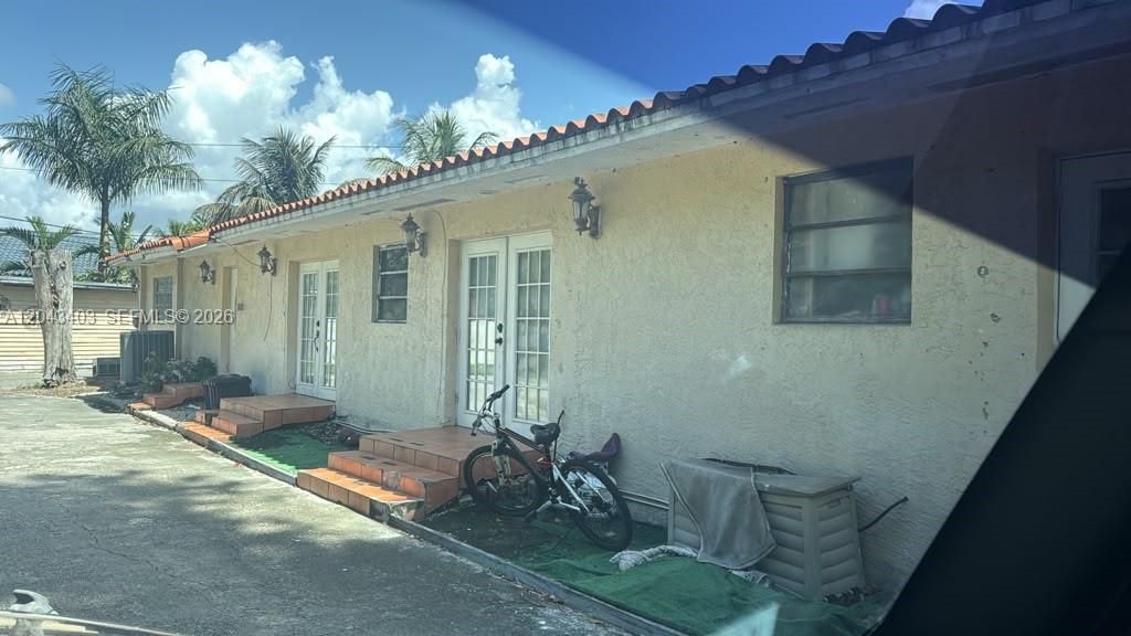 Recently Sold: $5,900,000 (5 beds, 5 baths, 5851 Square Feet)
