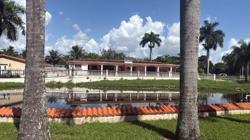 Recently Sold: $5,900,000 (5 beds, 5 baths, 5851 Square Feet)