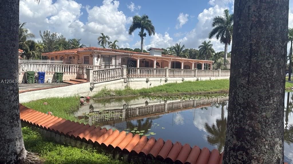 Recently Sold: $5,900,000 (5 beds, 5 baths, 5851 Square Feet)