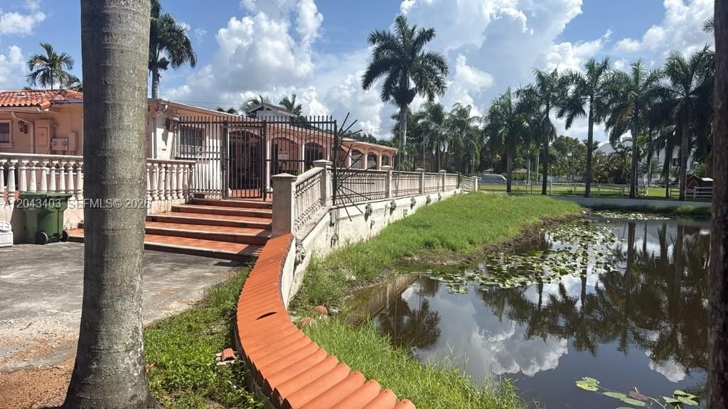 Recently Sold: $5,900,000 (5 beds, 5 baths, 5851 Square Feet)