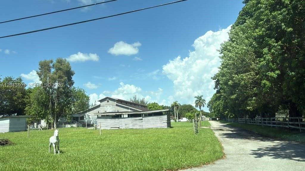Recently Sold: $5,900,000 (5 beds, 5 baths, 5851 Square Feet)