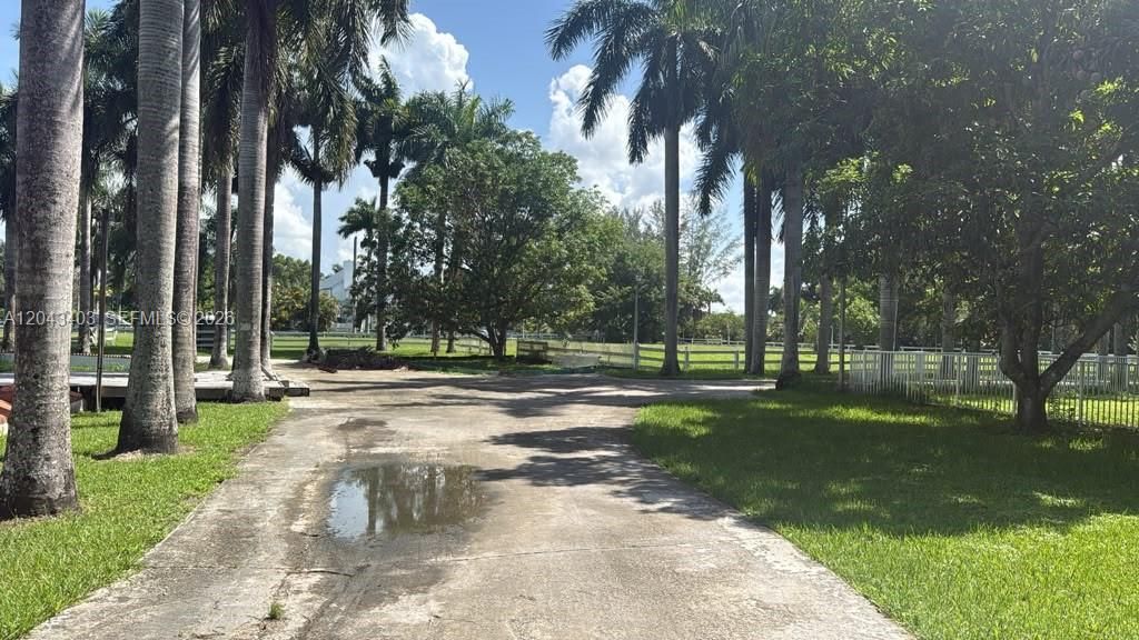 Recently Sold: $5,900,000 (5 beds, 5 baths, 5851 Square Feet)