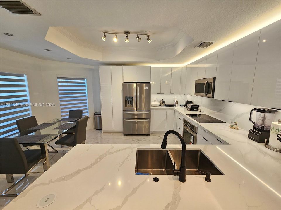 В аренду: $6,500 (5 спален, 4 ванн, 3294 Квадратных фут)