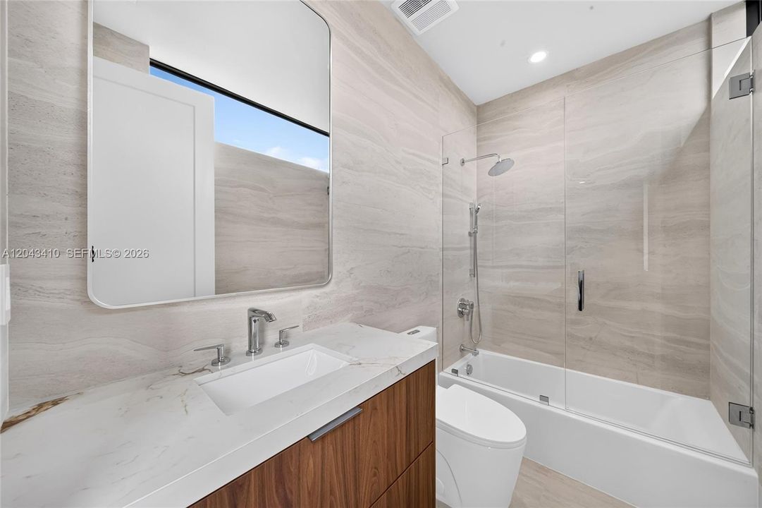 En Venta: $1,299,000 (3 camas, 3 baños, 2013 Pies cuadrados)