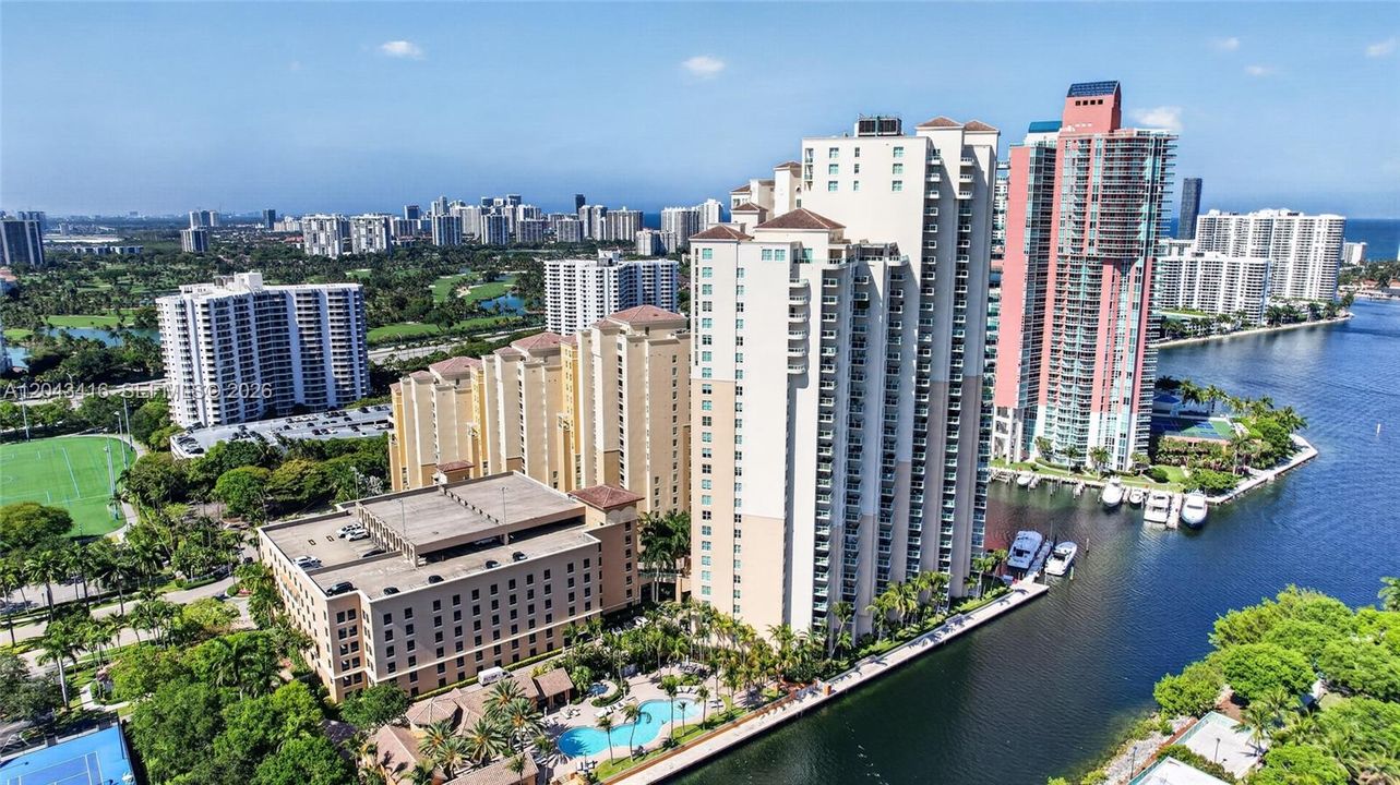 На продажу: $930,000 (2 спален, 3 ванн, 1720 Квадратных фут)