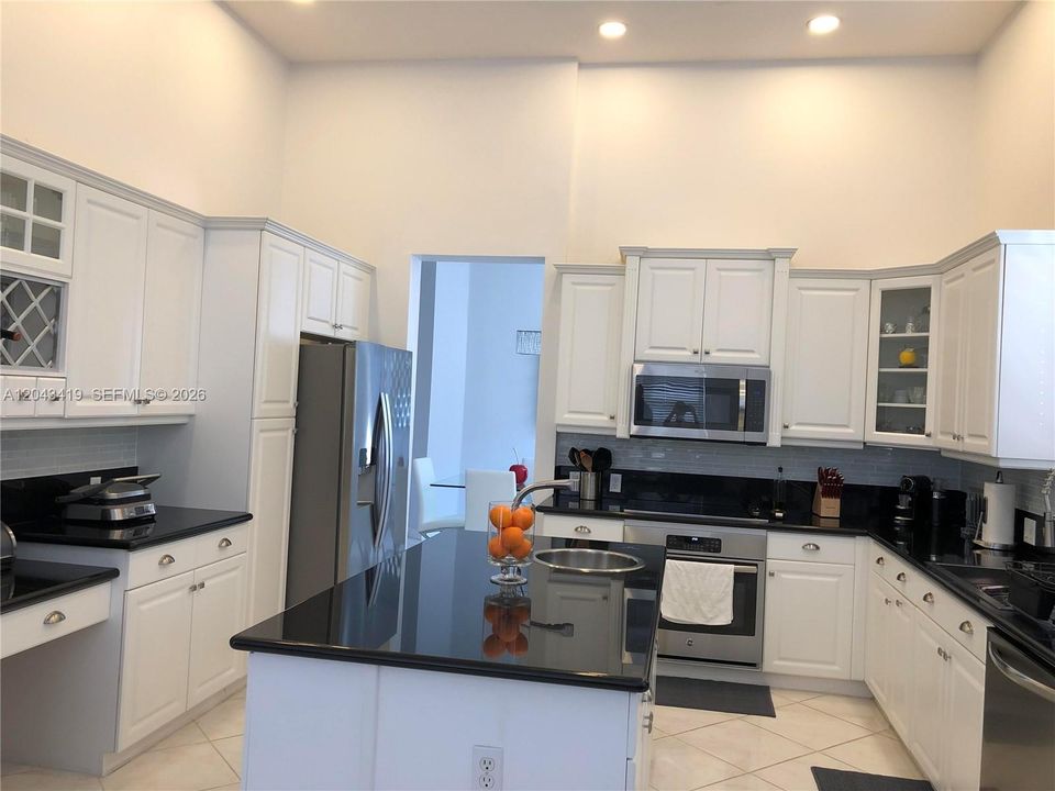 В аренду: $4,600 (4 спален, 2 ванн, 2469 Квадратных фут)