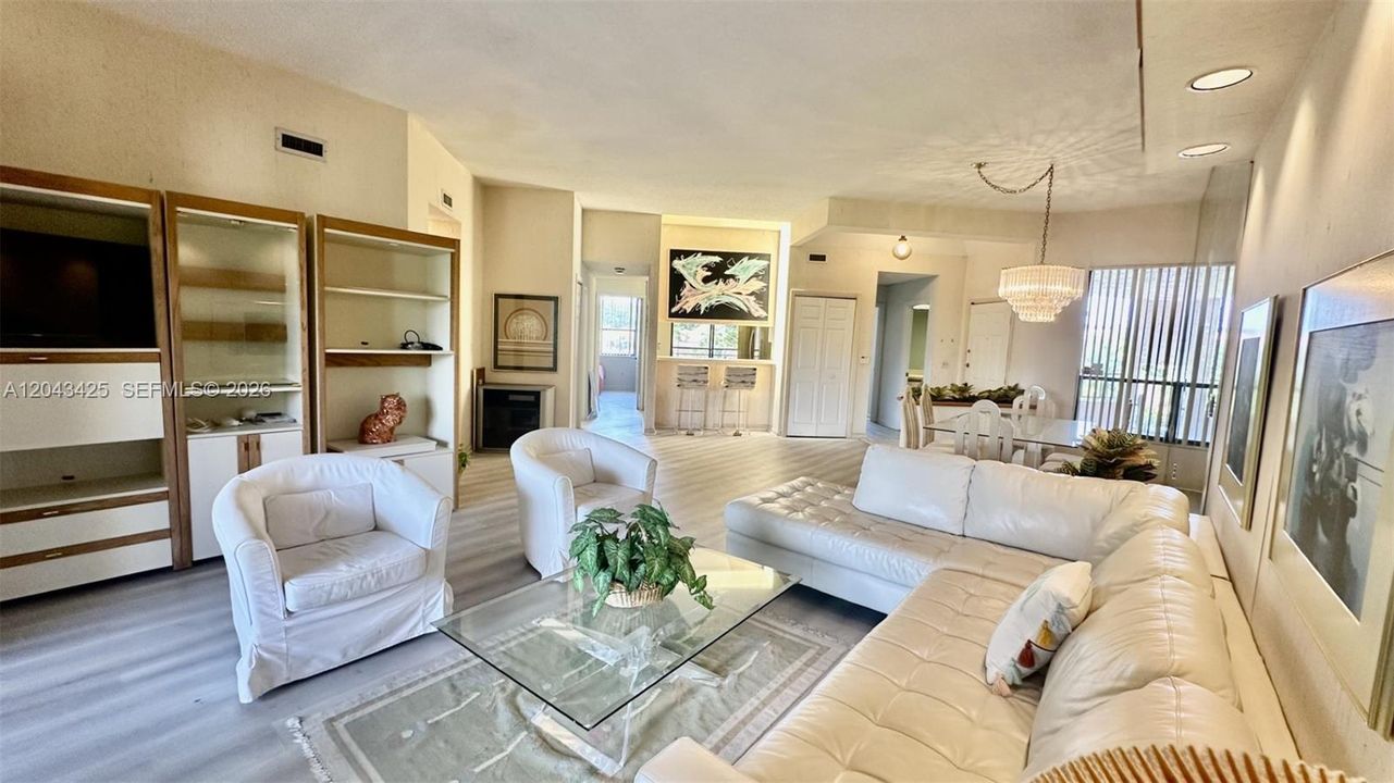 En Venta: $429,000 (3 camas, 3 baños, 1710 Pies cuadrados)