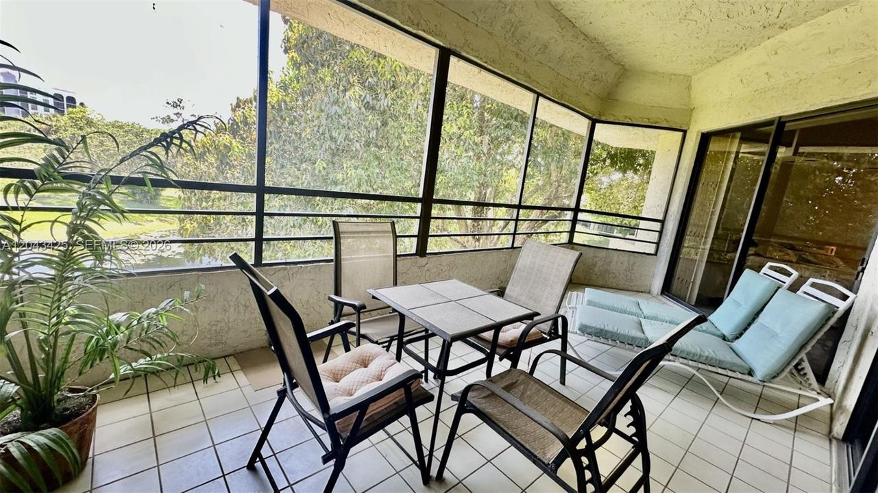 En Venta: $429,000 (3 camas, 3 baños, 1710 Pies cuadrados)