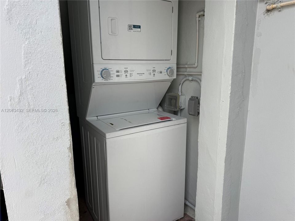 For Rent: $3,200 (3 beds, 2 baths, 2475 Square Feet)