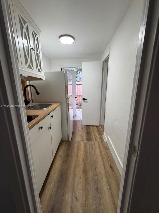 For Rent: $1,800 (2 beds, 1 baths, 2122 Square Feet)
