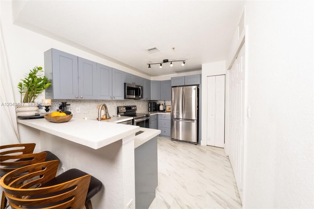 For Sale: $370,000 (2 beds, 2 baths, 1260 Square Feet)