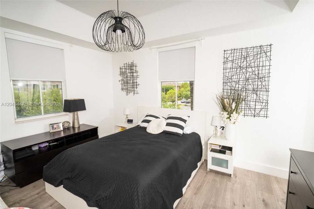 For Sale: $370,000 (2 beds, 2 baths, 1260 Square Feet)