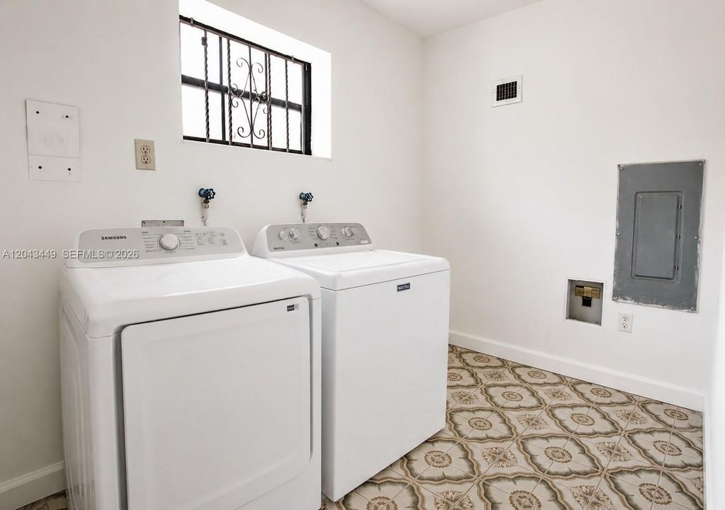 For Sale: $725,000 (4 beds, 3 baths, 2925 Square Feet)