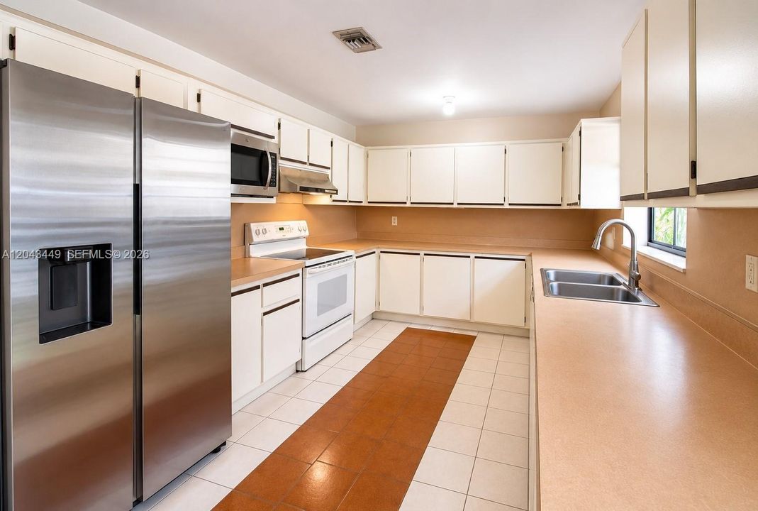 For Sale: $725,000 (4 beds, 3 baths, 2925 Square Feet)