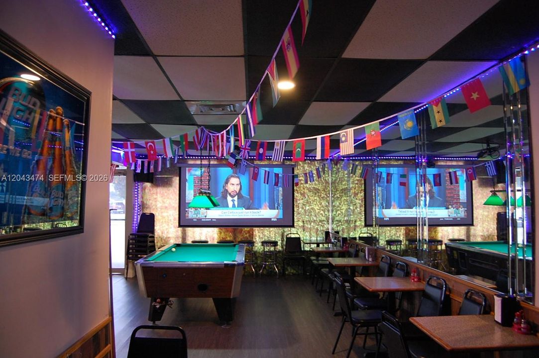 pool table/ mesa billar