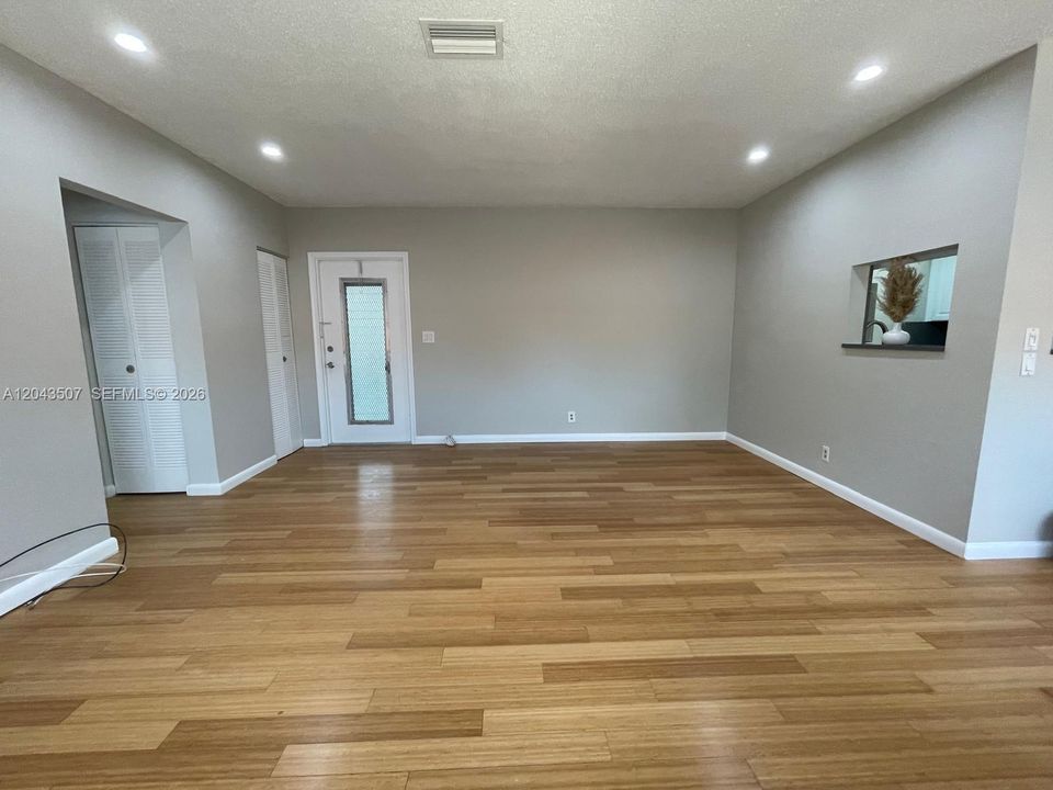 В аренду: $2,100 (2 спален, 1 ванн, 916 Квадратных фут)