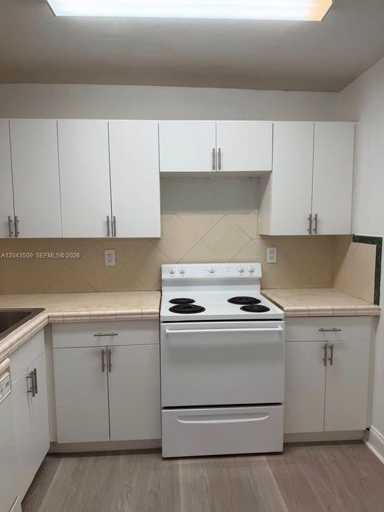 В аренду: $1,700 (2 спален, 1 ванн, 826 Квадратных фут)