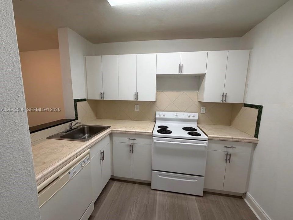 В аренду: $1,700 (2 спален, 1 ванн, 826 Квадратных фут)